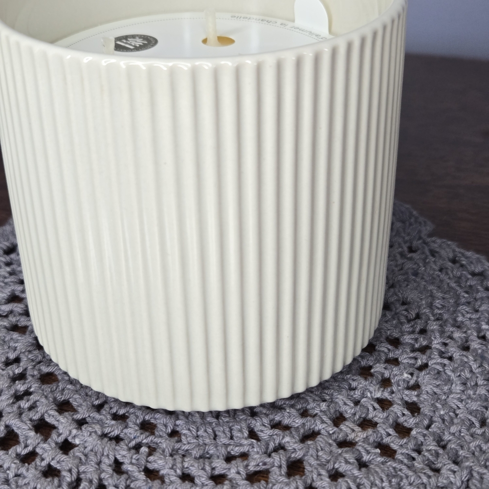 Bath & Body Works Vanilla Bean Candle - In Caramic Jar -  Cream. 3-wick 14.5oz - Picture 5 of 6